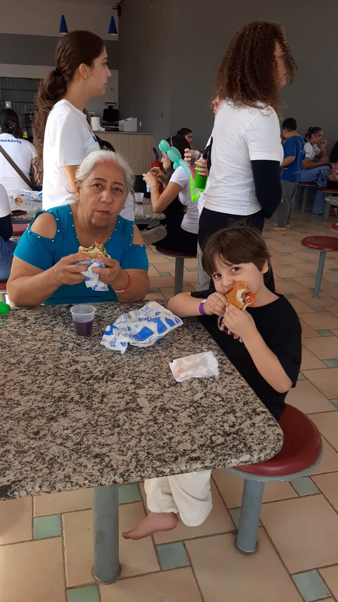 Dia inesquecível para as crianças! Parceria com Colégio Poliedro e Equipe da Hamburgada do Bem 2025!!