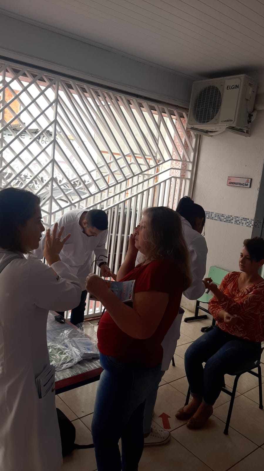 Parceria com representantes da Faculdade Anhanguera - Orientação para as famílias Alimentação saudável e cuidados com a saúde