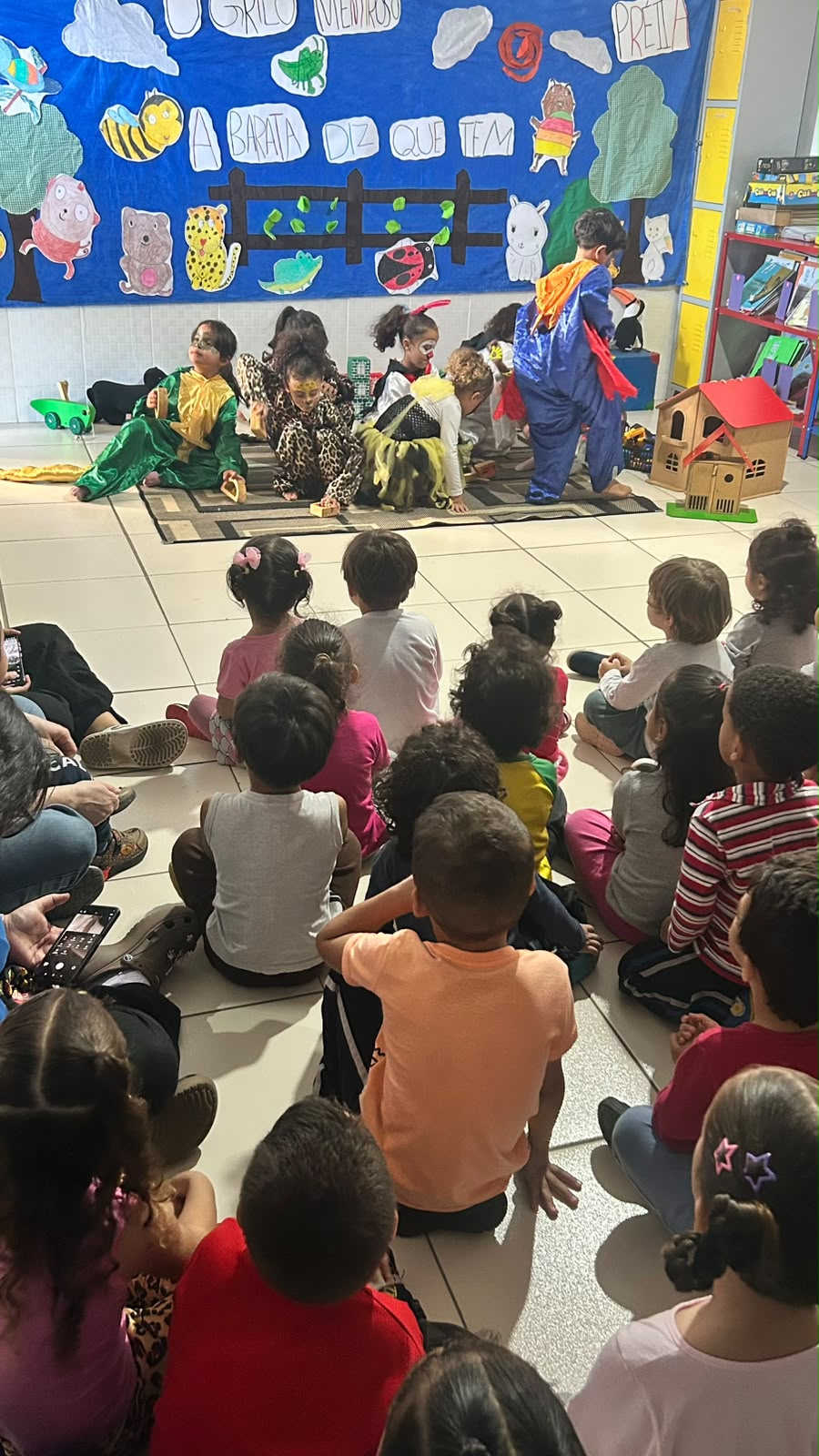 Apresentação dos musical "O Grilo Mentiroso e a Baratinha".